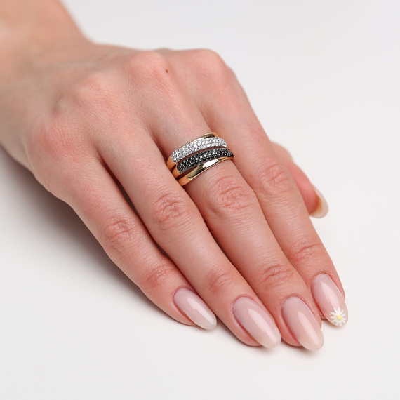 Złoty pierścionek z diamentami 585 szeroki białe i czarne diamenty o masie 0,70 ct