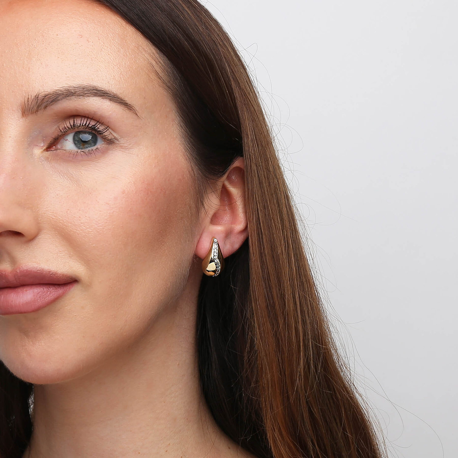 Złote kolczyki krople 585 diamentowane białe i żółte złoto drops na sztyft 2 cm