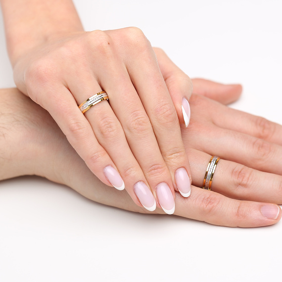 Obrączki ślubne para: białe i żółte złoto 585, ozdobnie diamentowane, 5 mm