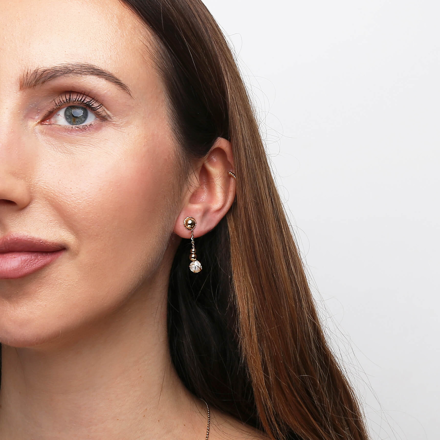 Złote kolczyki perły 585 gładkie kulki wiszące na łańcuszku diamentowane na sztyft