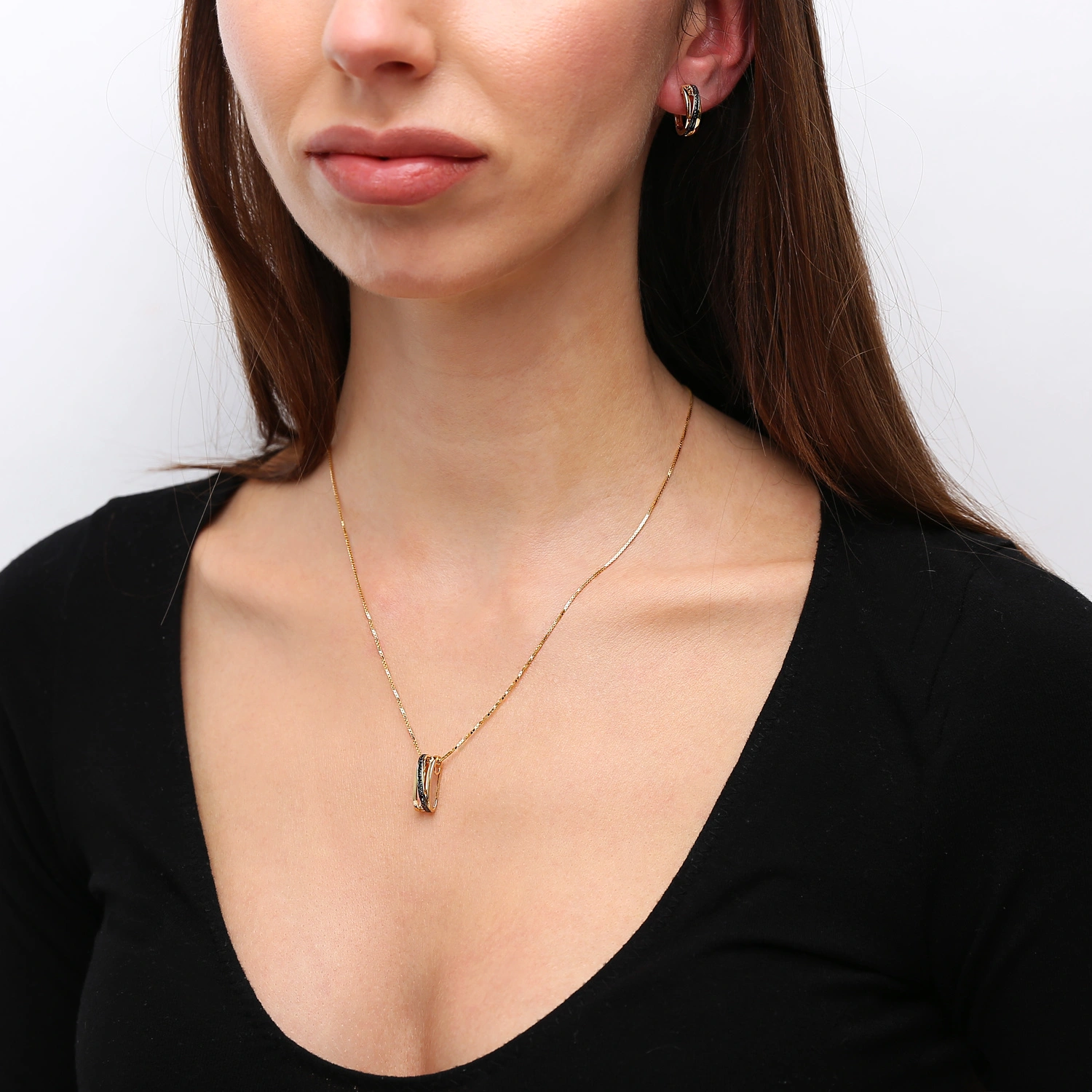 Złota zawieszka podłużna 585 z czarnymi diamentami 0,08 ct