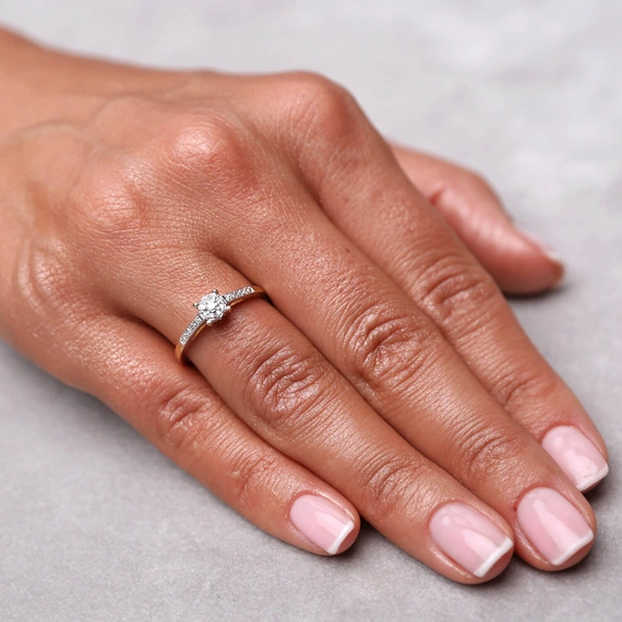 Złoty pierścionek zaręczynowy z diamentami 0,12 ct