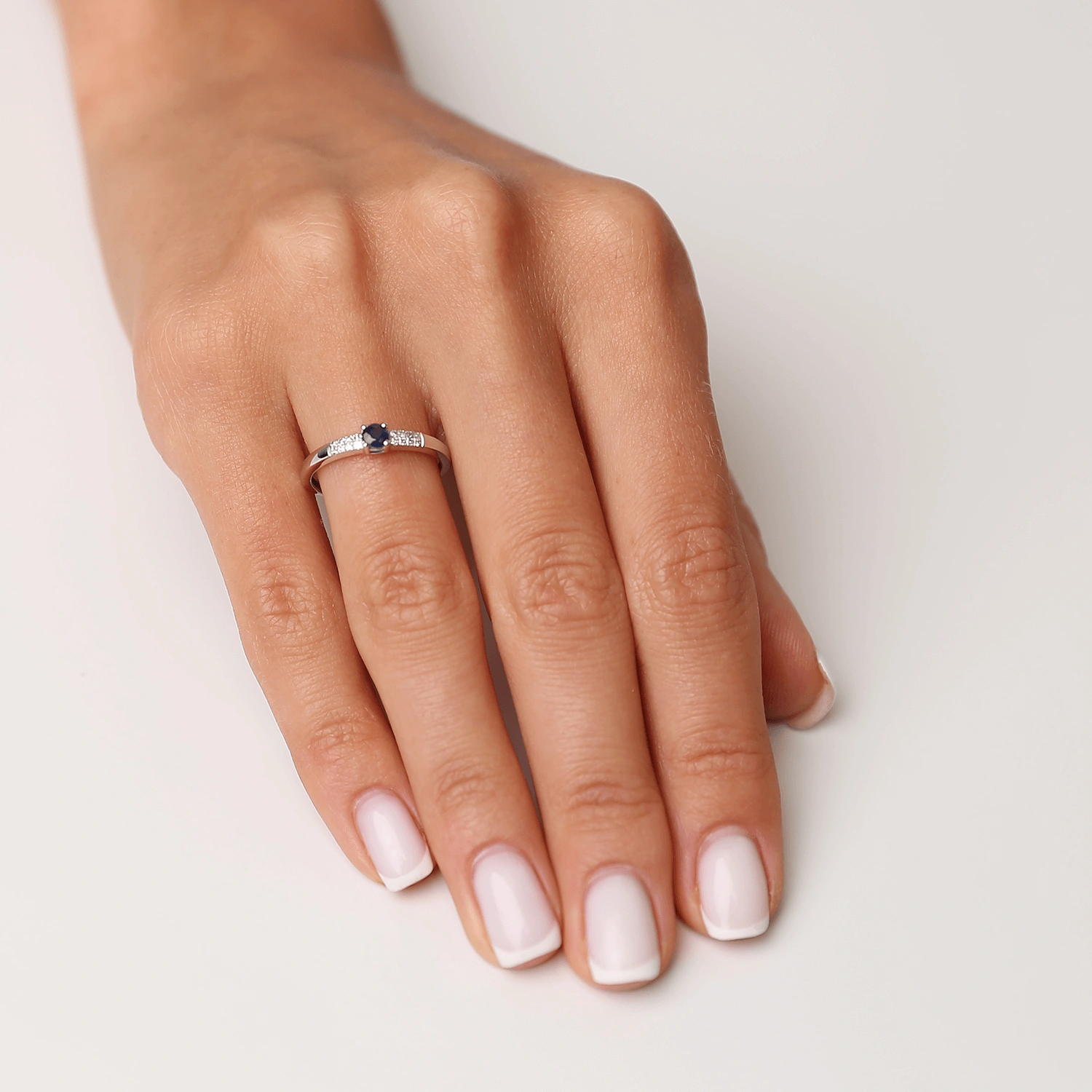 Pierścionek białe złoto 585 szafir 0,23 ct diamenty 0,06 ct