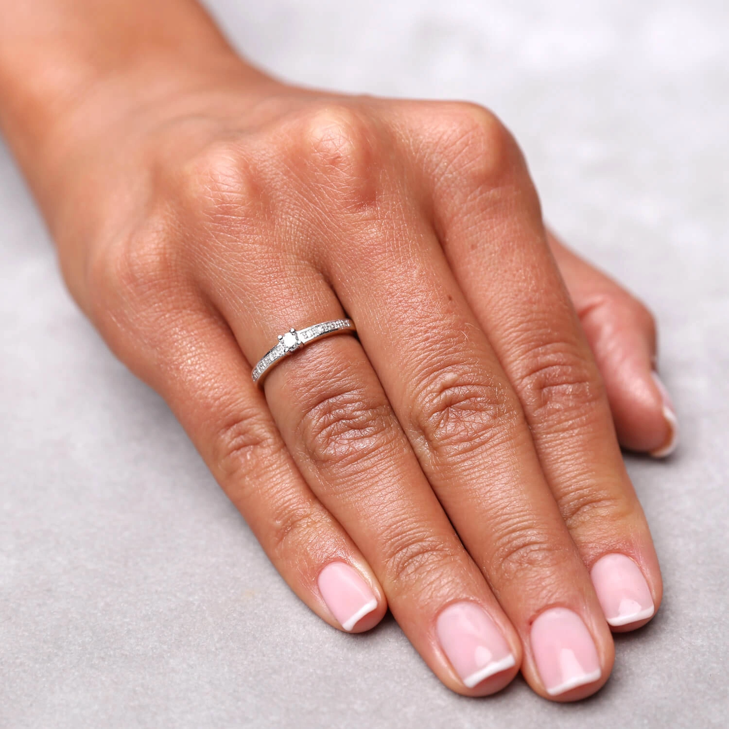 Złoty pierścionek zaręczynowy z diamentami 0,13 ct