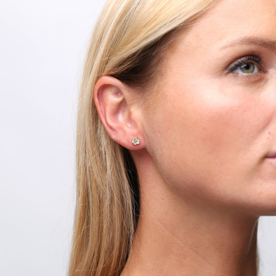 Złote kolczyki kwiatki 585 z białymi cyrkoniami na sztyft 