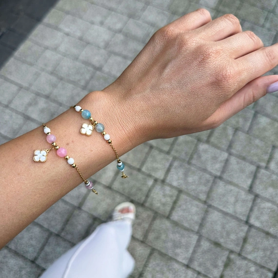 Srebrna pozłacana bransoletka 925 z kamieniami naturalnymi różowy jadeit biały agat masa perłowa koniczynka gładkie kulki 17-19 cm  
