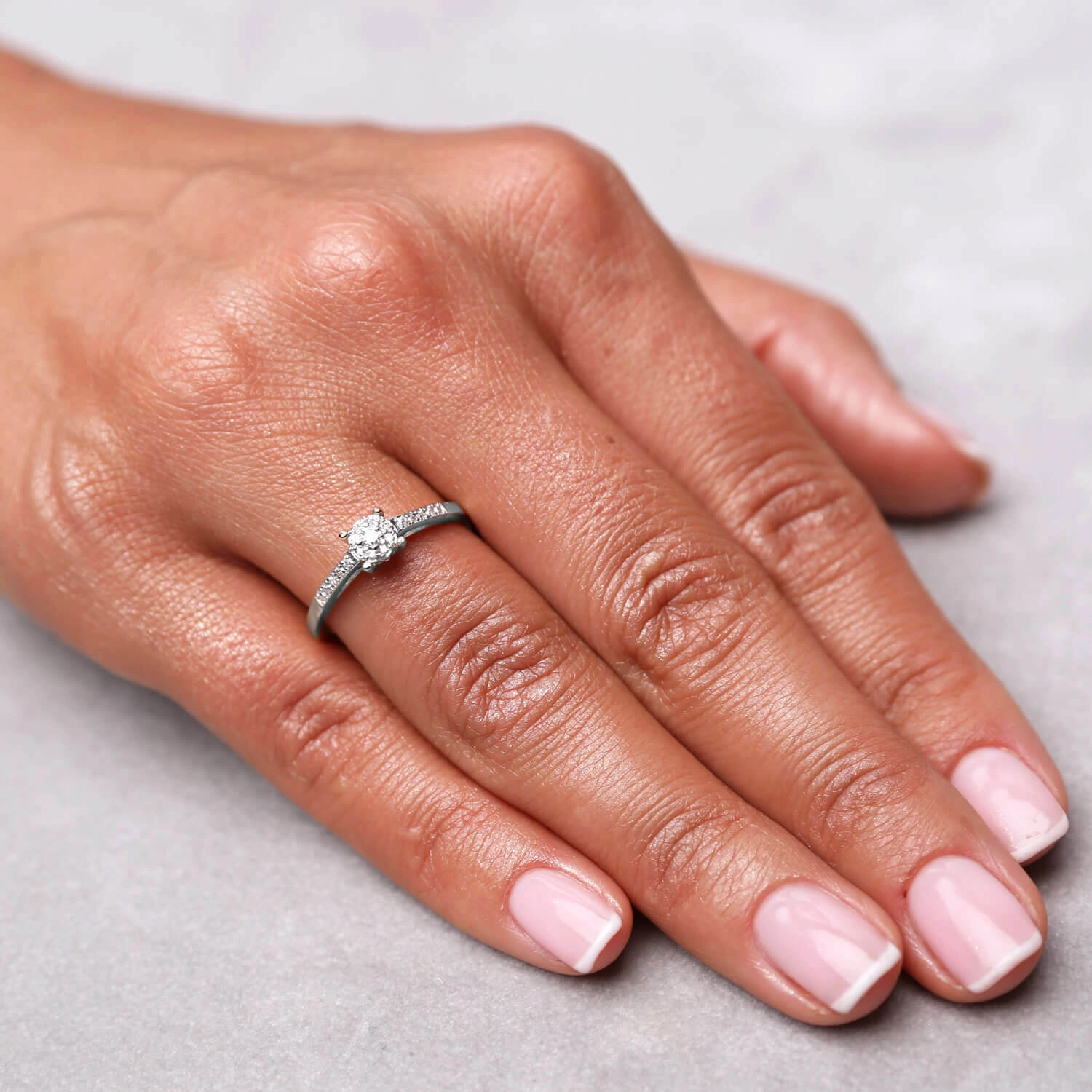 Złoty pierścionek zaręczynowy z diamentami 0,12 ct białe złoto