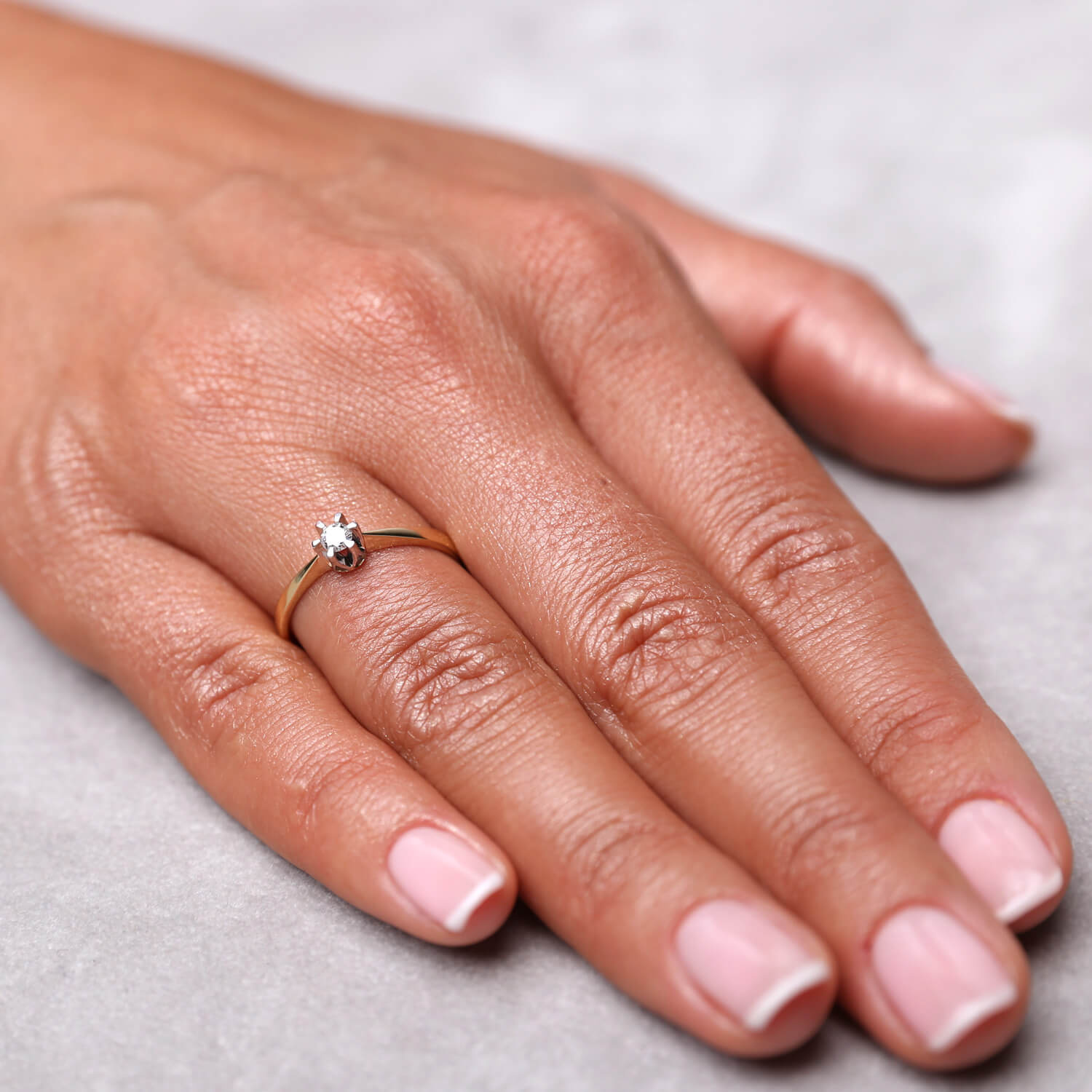 Złoty pierścionek zaręczynowy z diamentem 0,10 ct