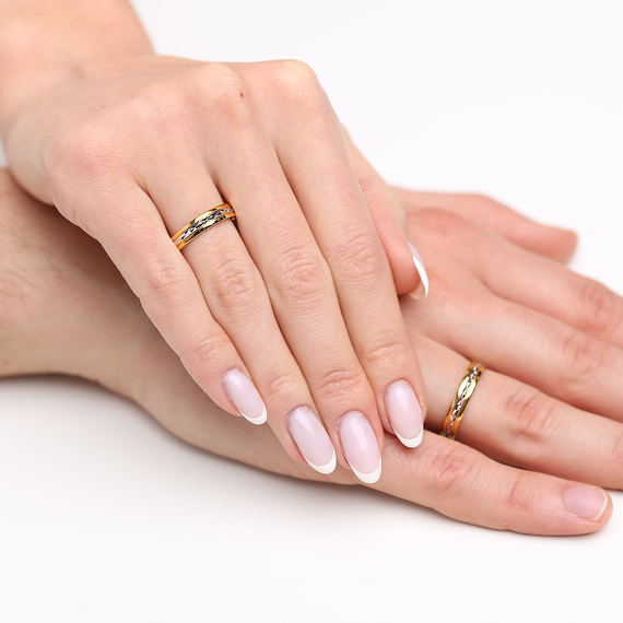 Obrączka ślubna damska: białe i żółte złoto 585, diamentowana, półokrągła, 4 mm