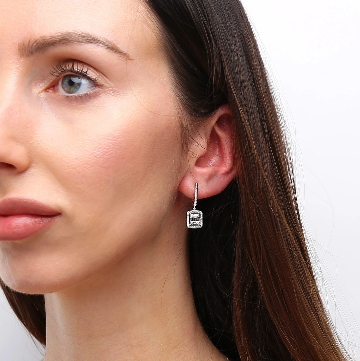 Złote kolczyki 585 wiszące diamenty bagietki 0,74 ct