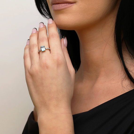 Złoty pierścionek z topazem 585 topaz oktagon 1,80 ct diamenty 0,19 ct 