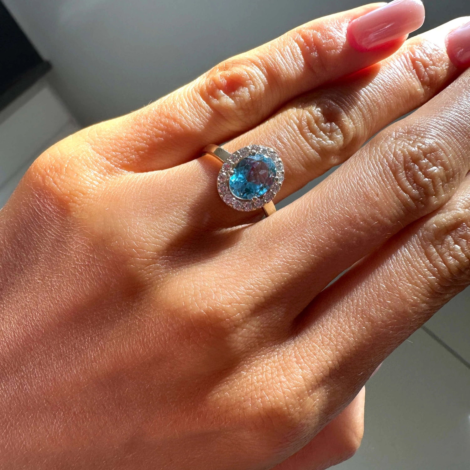 Złoty pierścionek owalny 585 topaz 2,10-2,40 ct diamenty 0,325 ct