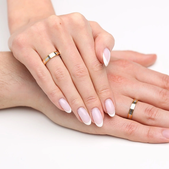 Obrączka ślubna męska: białe i żółte złoto 585, klasyczna, płaska, 4 mm