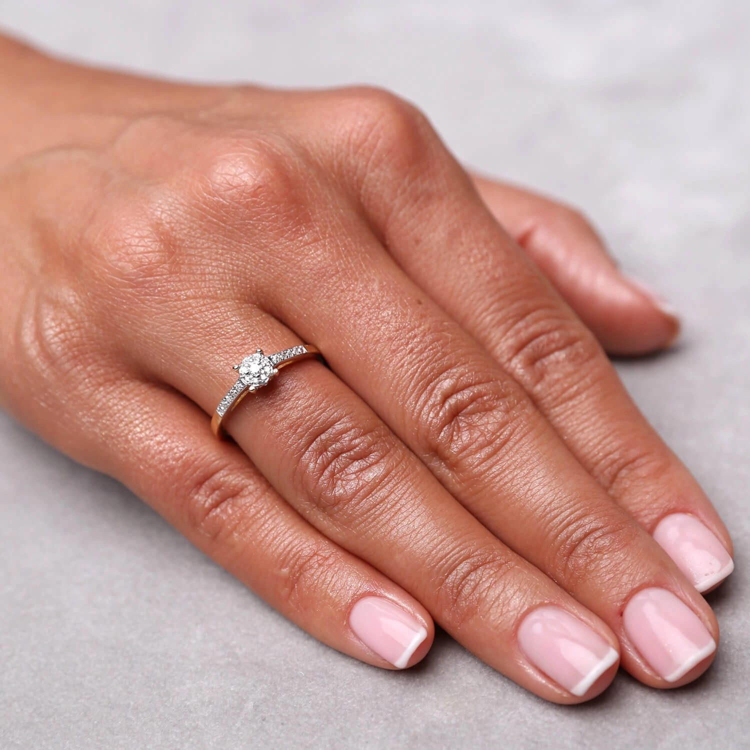 Złoty pierścionek zaręczynowy z diamentami 0,12 ct