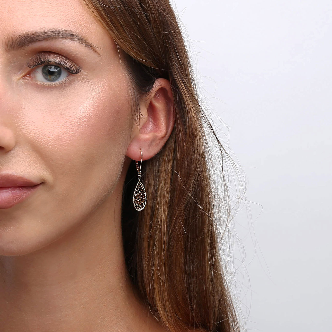 Złote kolczyki ażurowe 585 diamentowane wiszące łezki kwiatek angielskie zapięcie