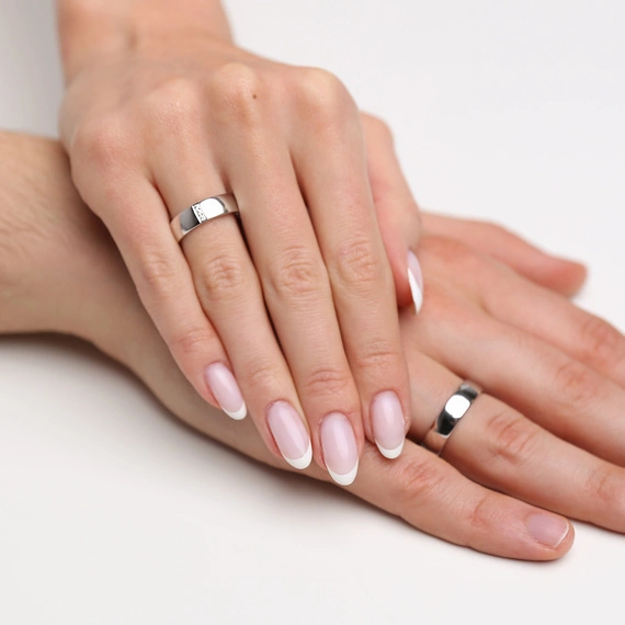 Obrączka ślubna męska: białe złoto 585, półokrągła, 5,5 mm