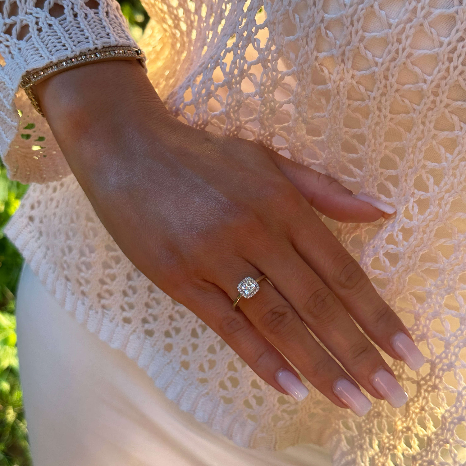 Złoty pierścionek 585 duża kwadratowa cyrkonia centralna mniejsze cyrkonie po bokach