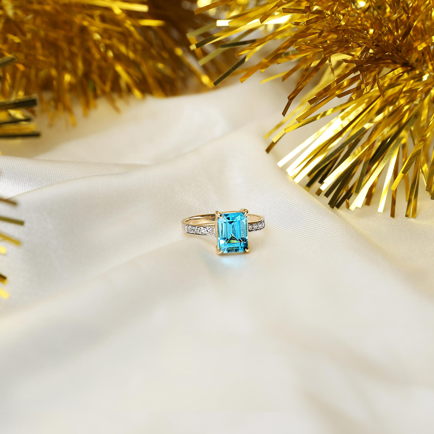 Złoty pierścionek 585 topaz oktagon 1,70 ct diamenty 0,125 ct