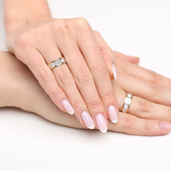 Obrączka ślubna męska: białe i żółte złoto 585, wzór grecki, 6 mm