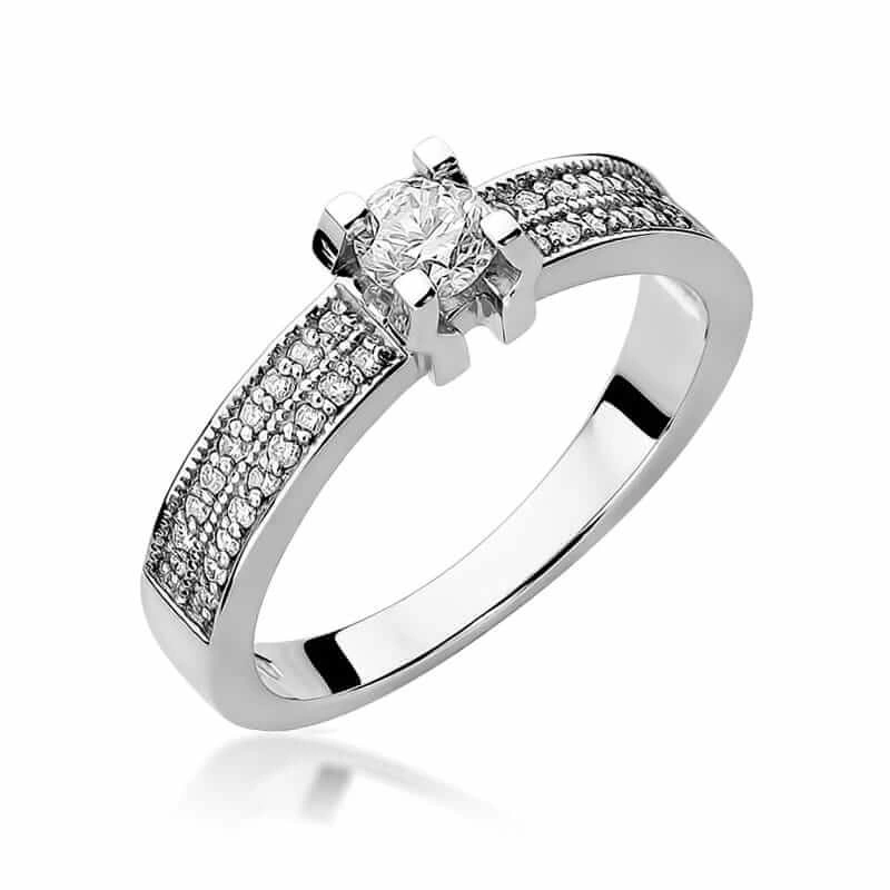 Złoty pierścionek zaręczynowy z diamentem 0,30 ct i mniejszymi diamentami 0,18 ct białe złoto