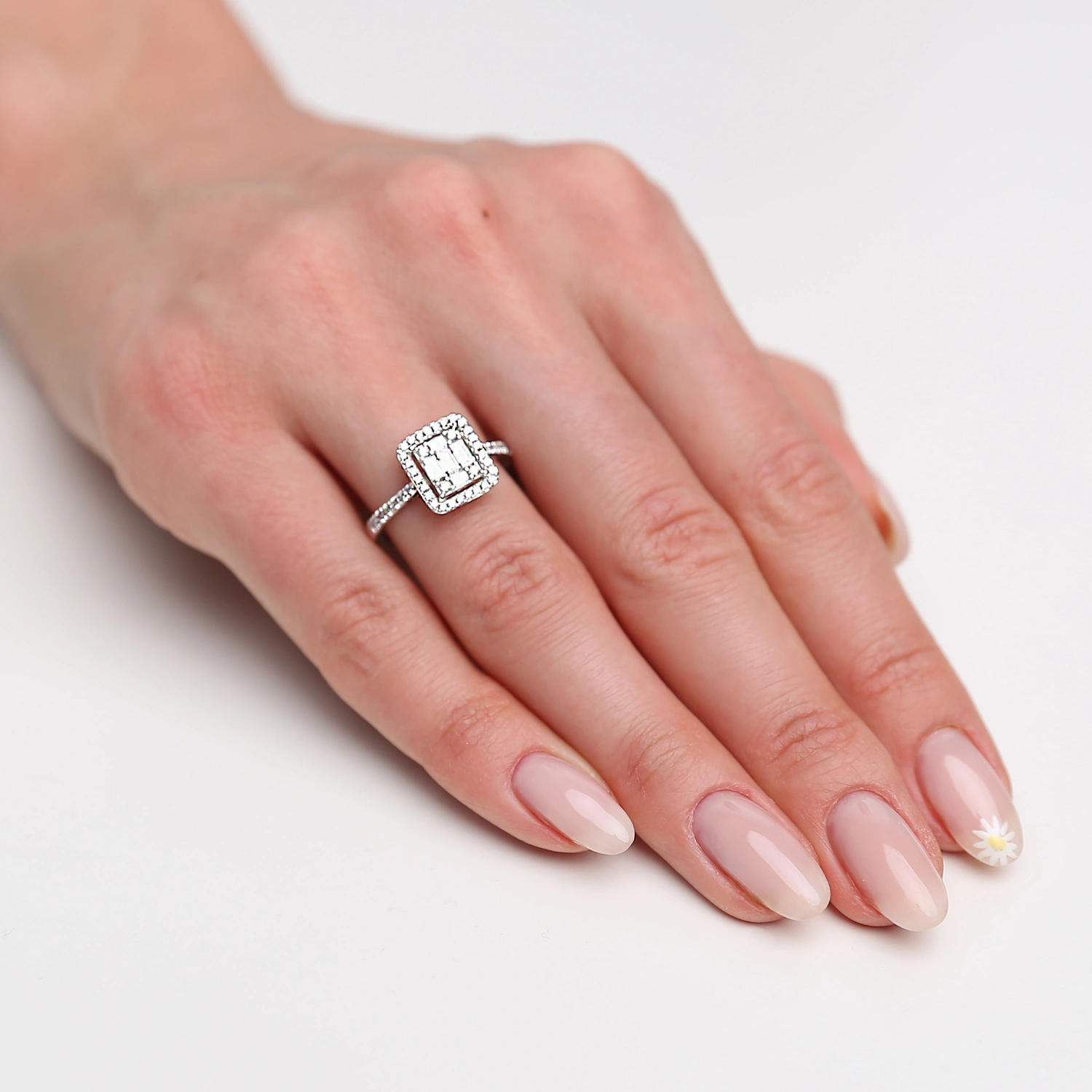 Złoty pierścionek zaręczynowy z diamentami 0,67 ct białe złoto