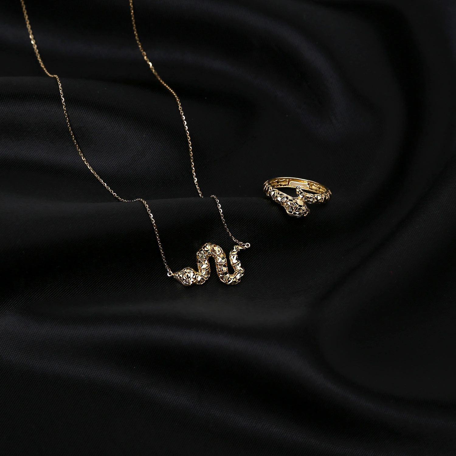 Złoty pierścionek 585 wąż serpent diamentowany