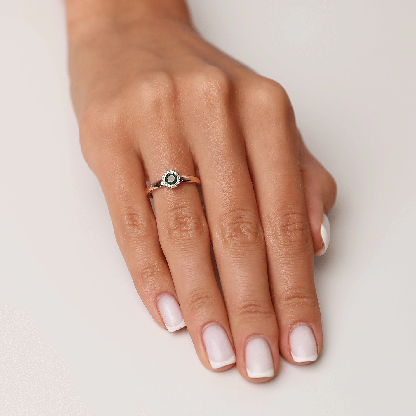 Złoty pierścionek okrągły 585 szmaragd 0,28 ct diamenty 0,06 ct