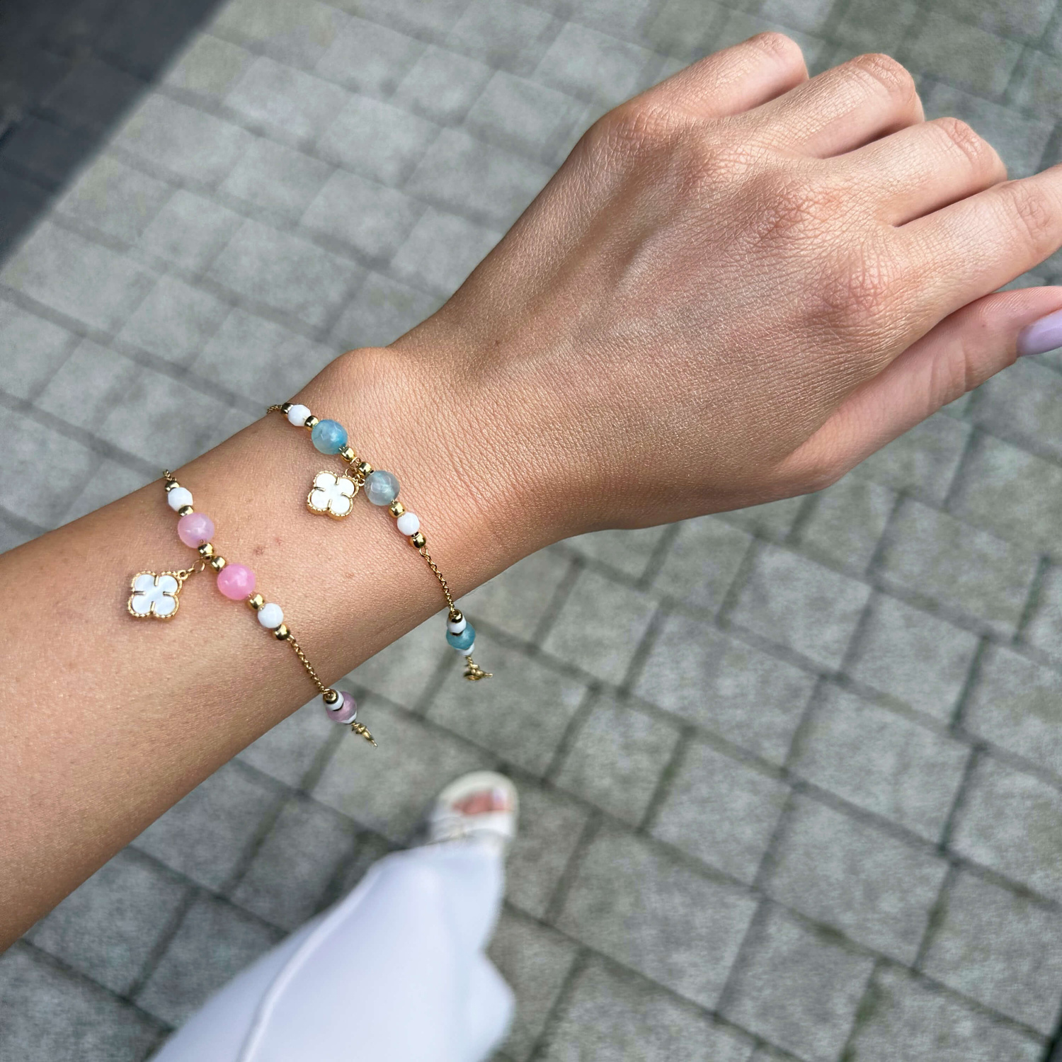 Srebrna pozłacana bransoletka 925 z kamieniami naturalnymi błękitny akwamaryn biały agat masa perłowa koniczynka gładkie kulki 17-19 cm