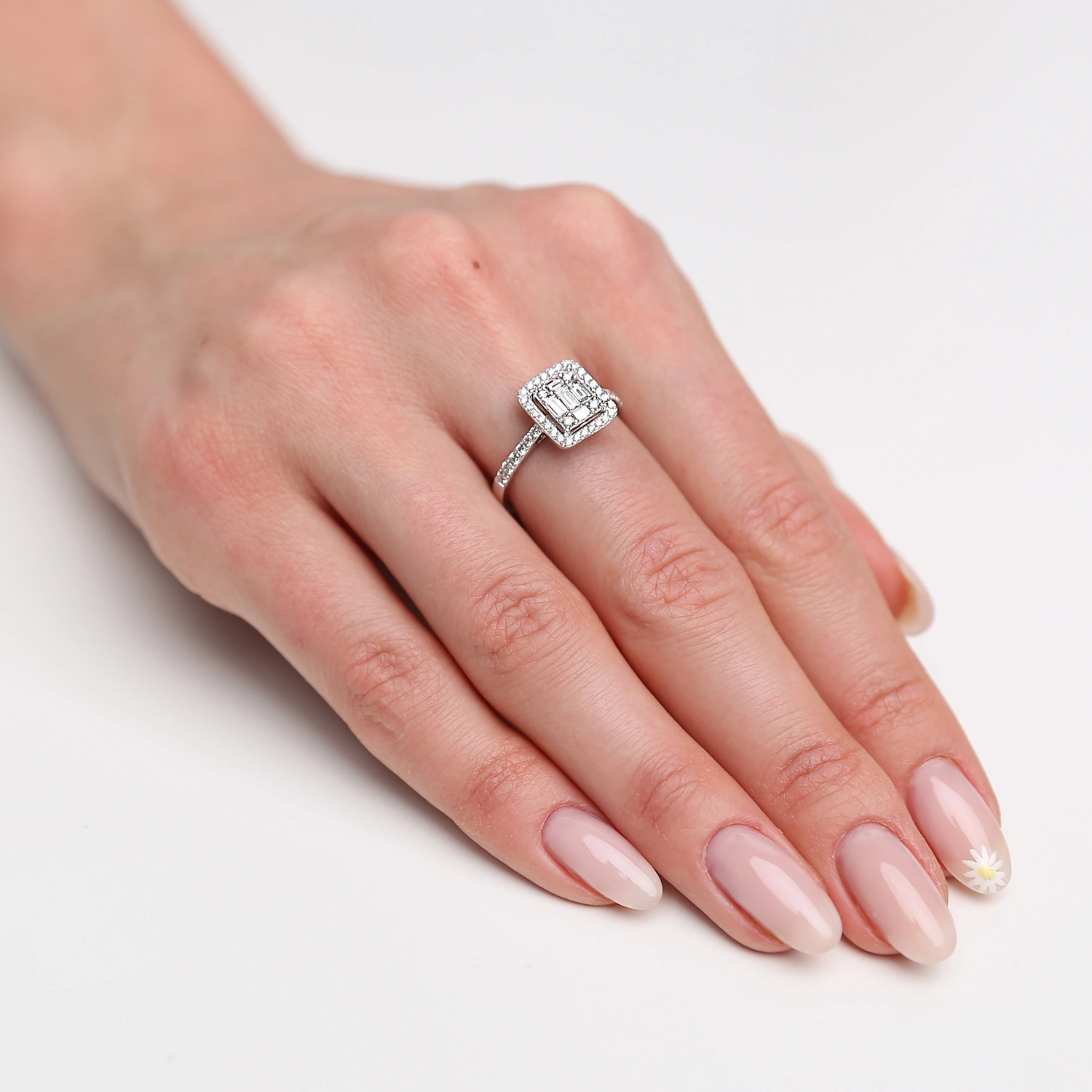 Złoty pierścionek zaręczynowy z diamentami 0,67 ct białe złoto