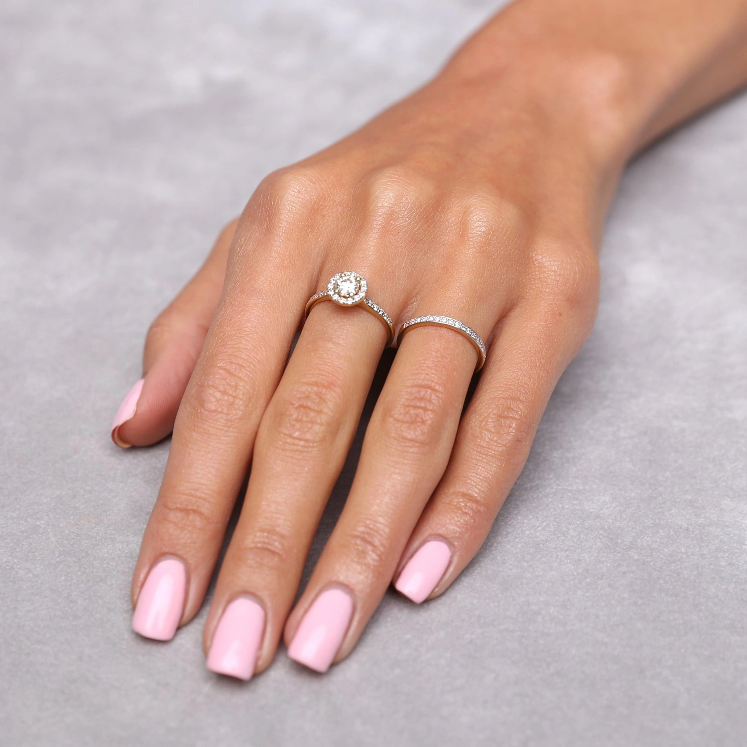 Złoty pierścionek zaręczynowy z diamentami 0,62 ct