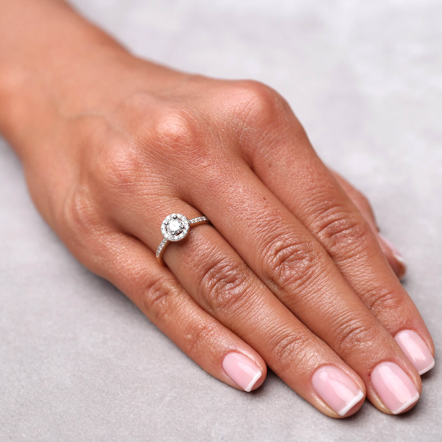 Złoty pierścionek zaręczynowy z diamentami 0,52 ct